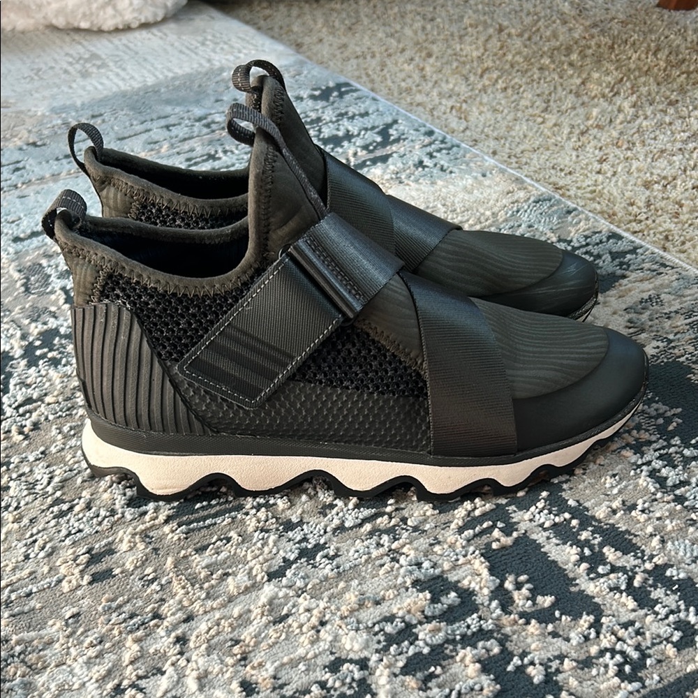 Sorel Kinetic Black and Army Green Velcro Cross-Strap Sneakers